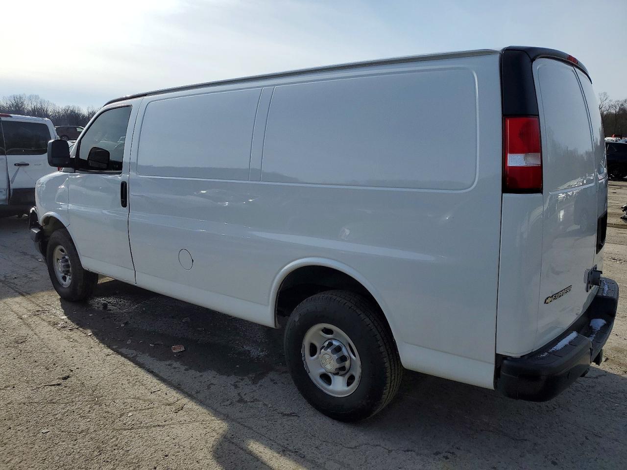 2021 Chevrolet Express G2500 - Фото 2