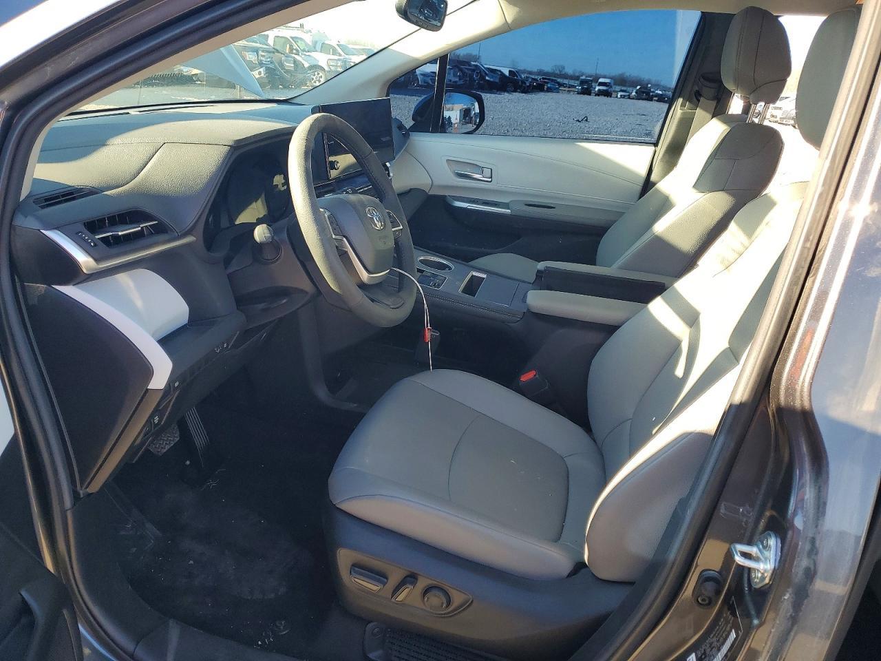 2025 Toyota Sienna Xle - Image 7