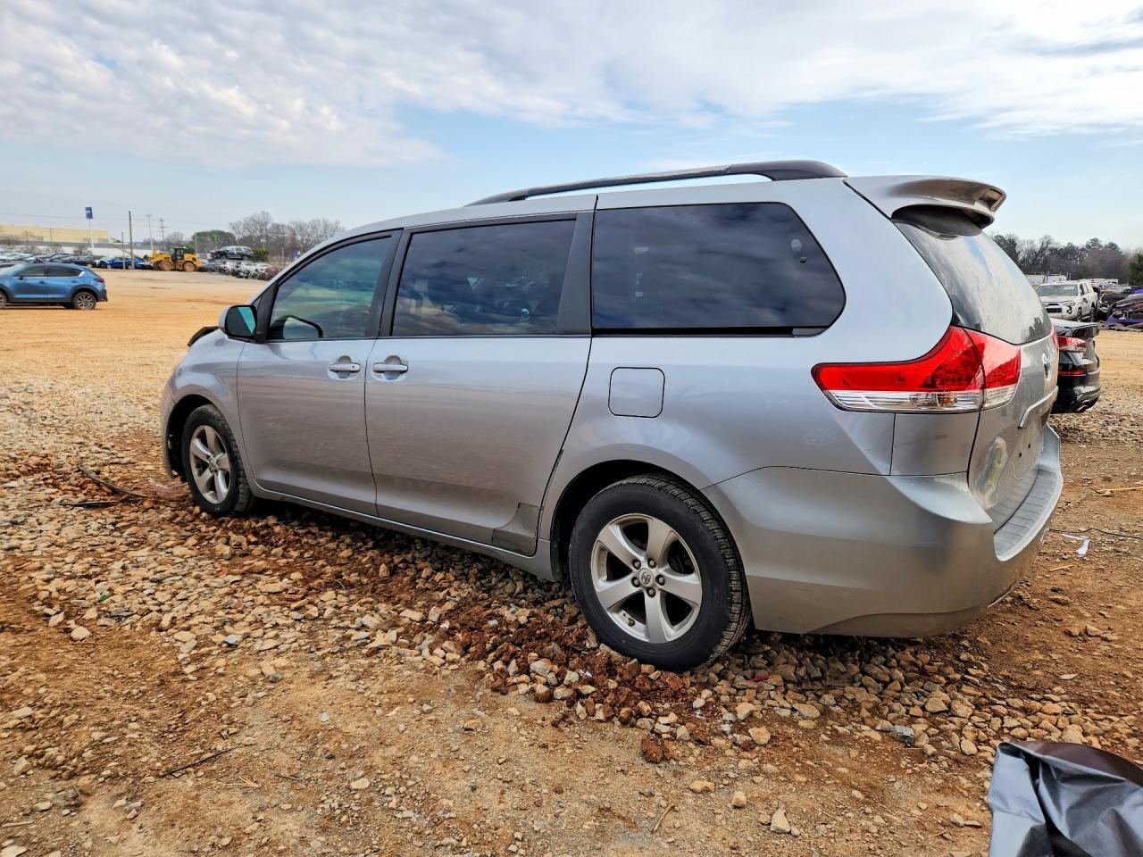2011 Toyota Sienna Le - Фото 2