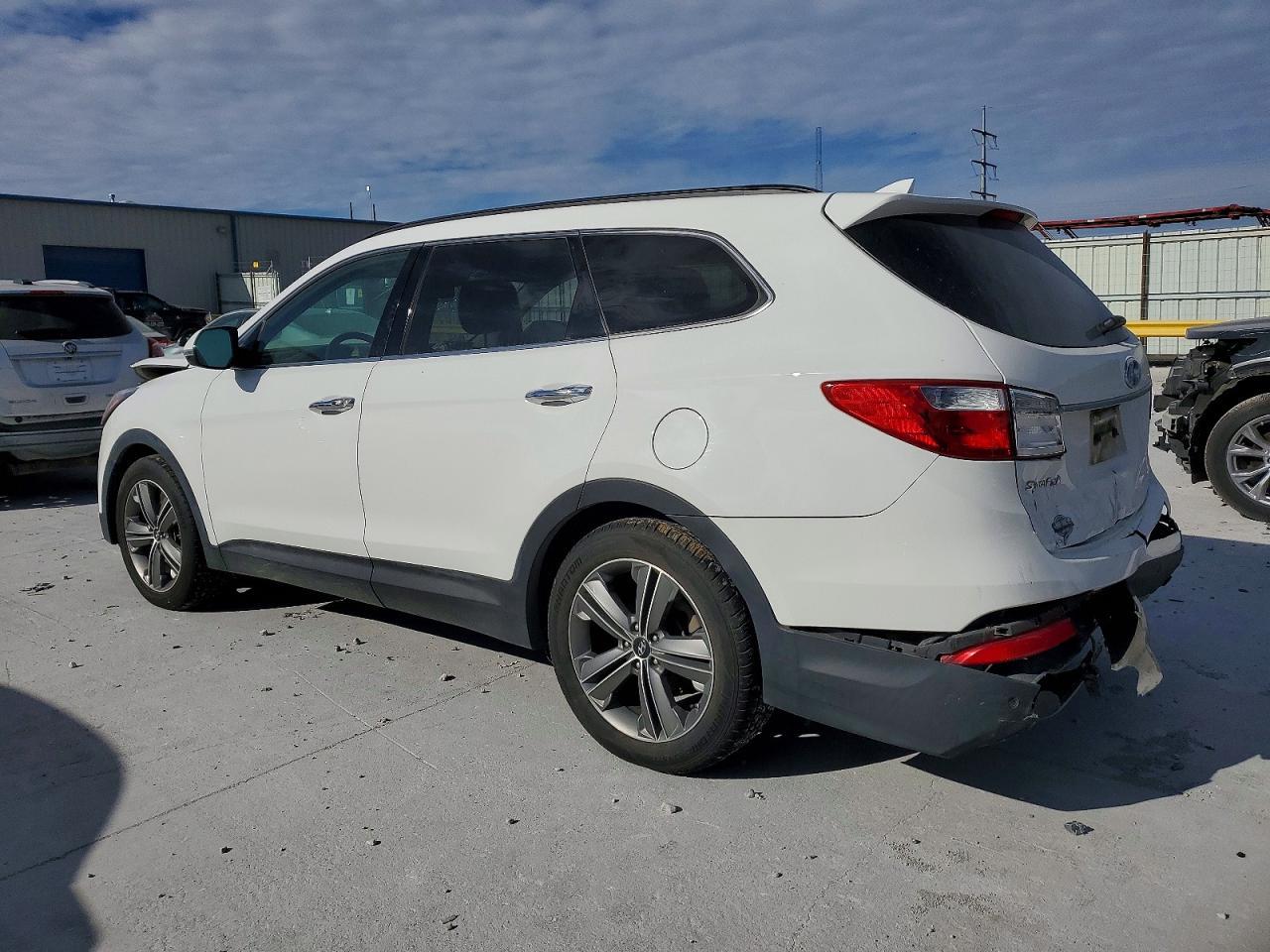 2014 Hyundai Santa Fe Gls - Image 2