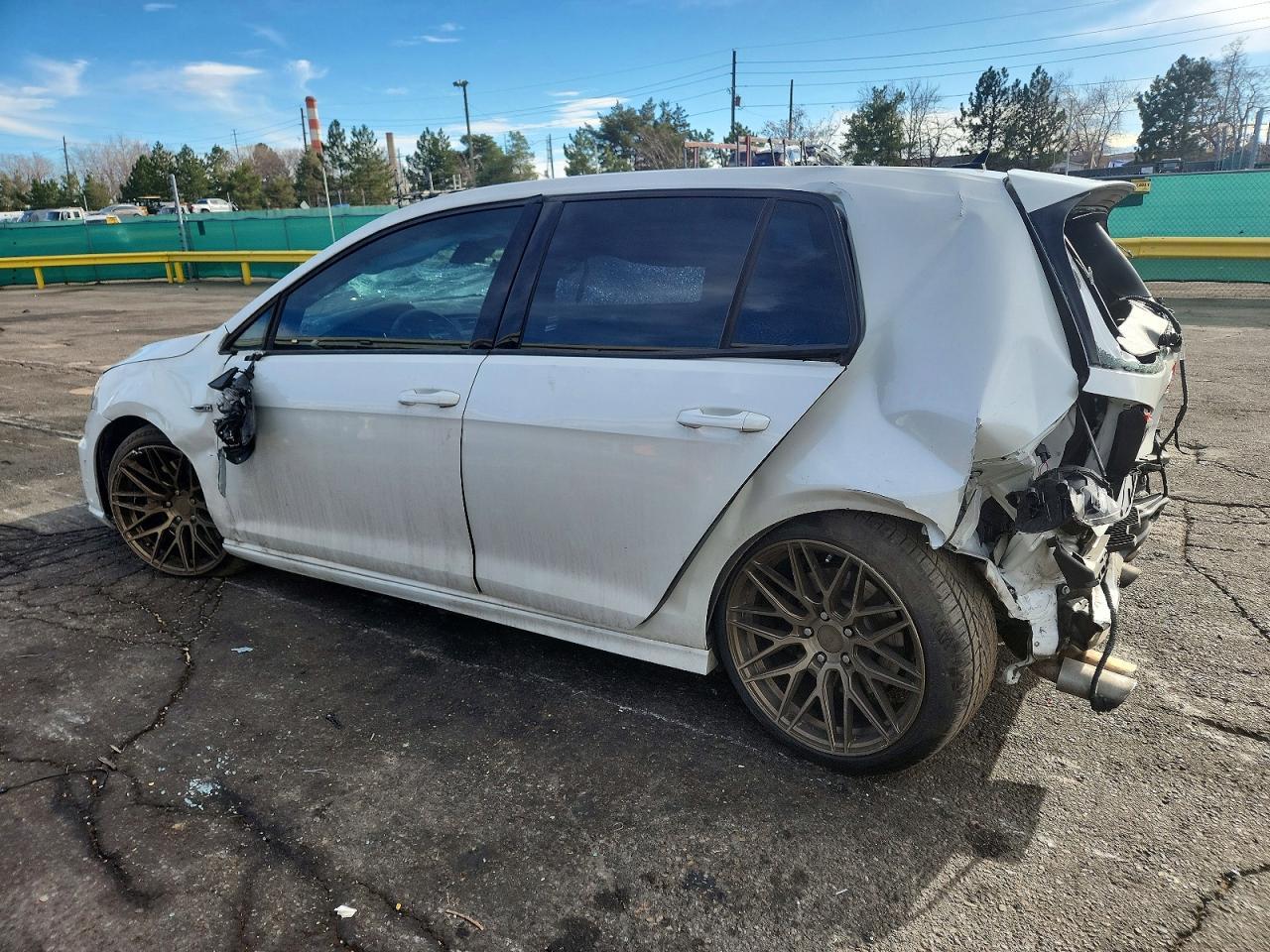 2016 Volkswagen Golf R - Image 2