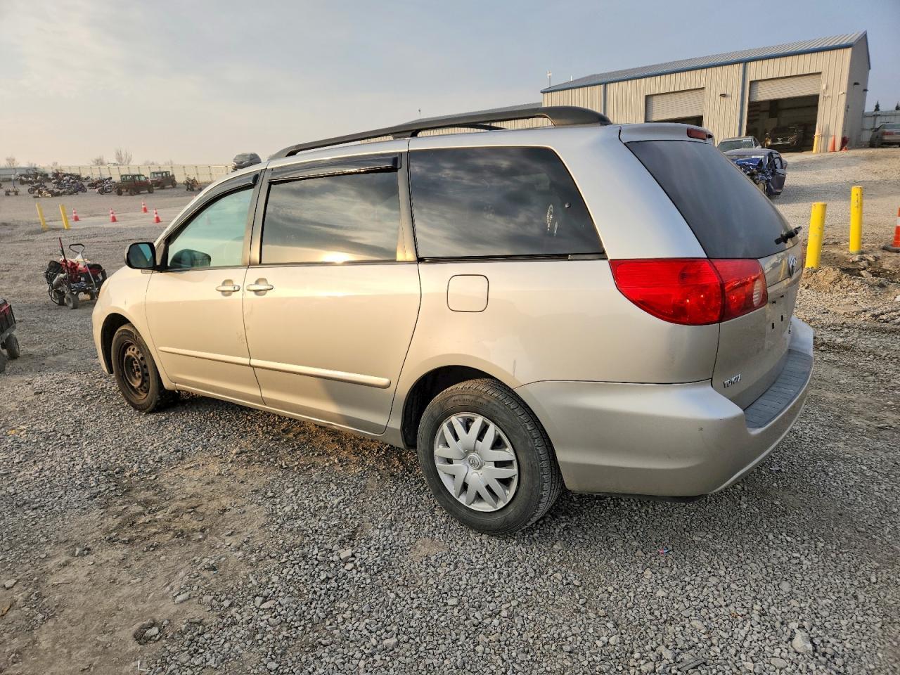 2010 Toyota Sienna Ce - Фото 2