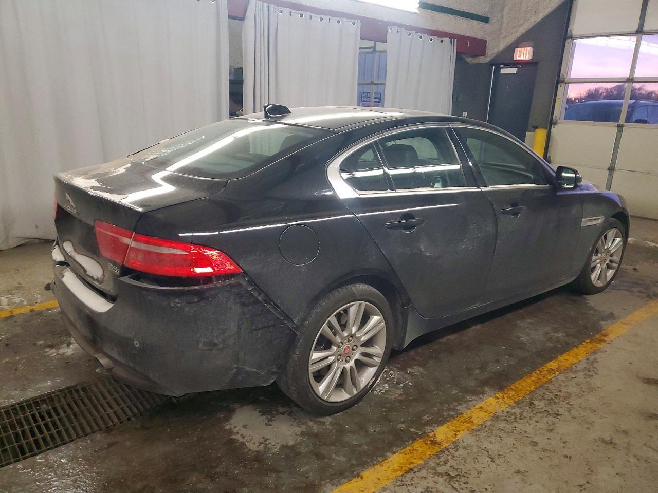 2019 Jaguar Xe Premium - Фото 3