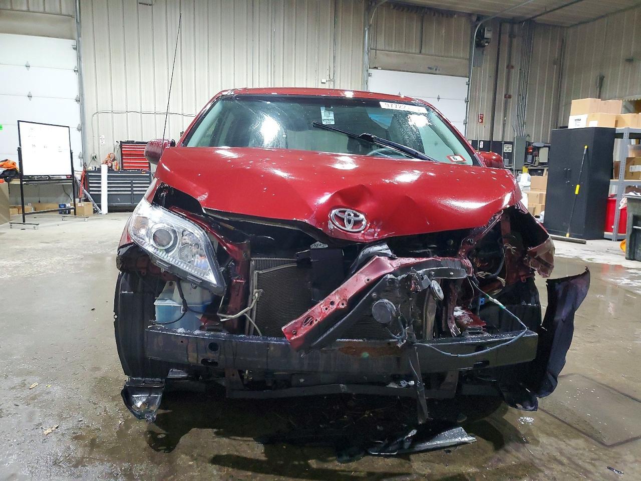 2014 Toyota Sienna Le 7-Passenger - Image 5