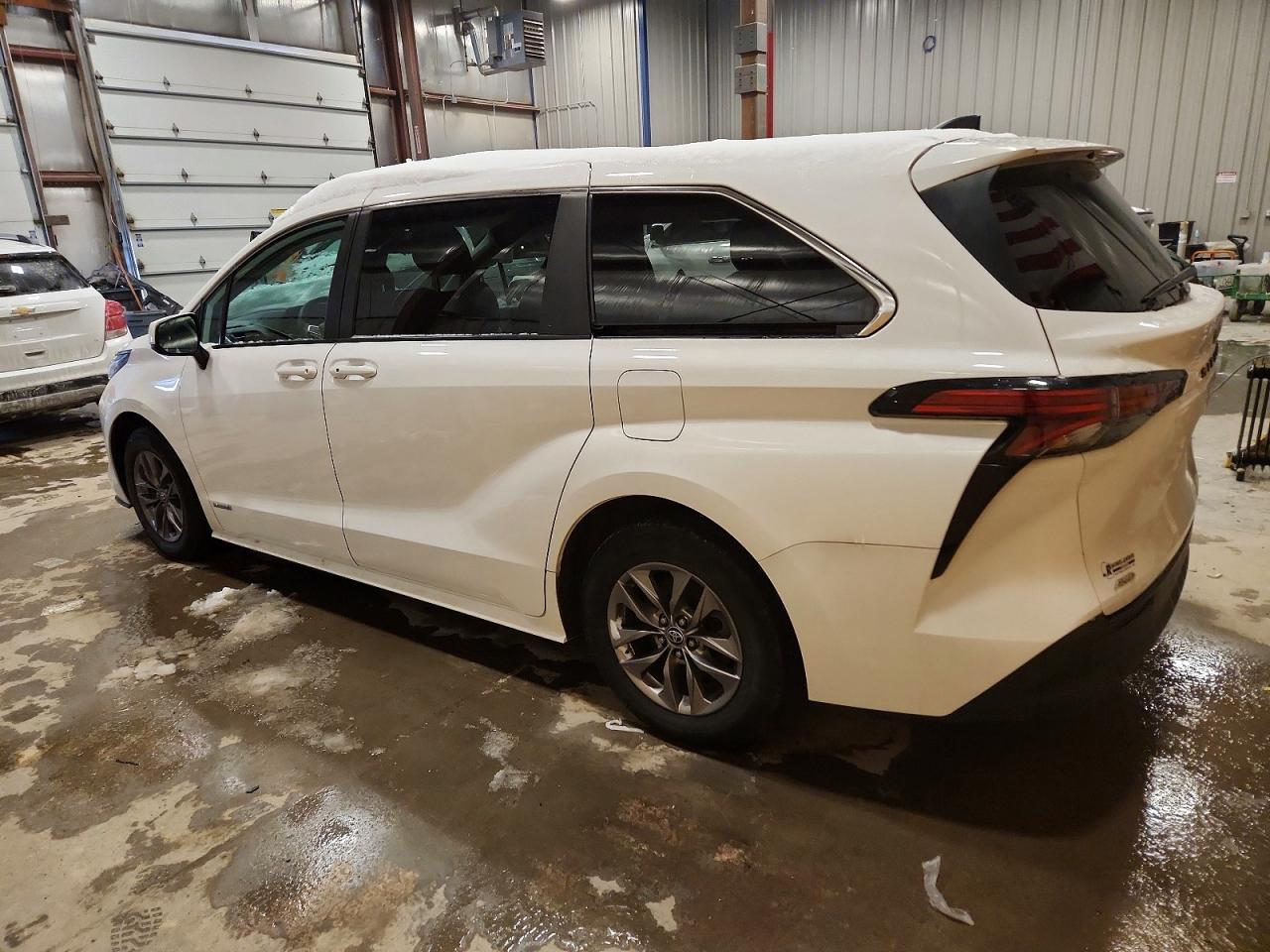 2021 Toyota Sienna Le - Фото 2