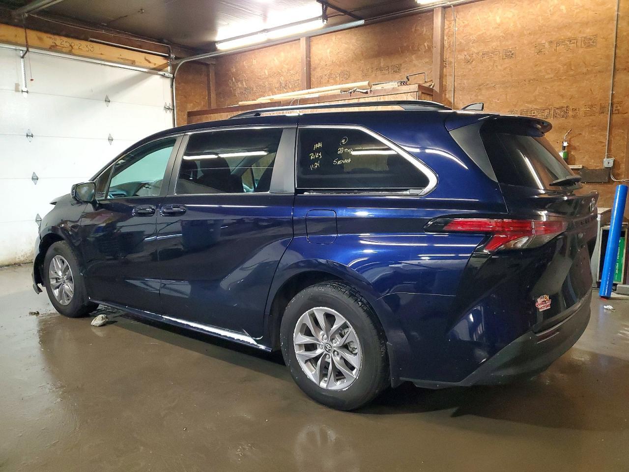 2022 Toyota Sienna Le - Фото 2