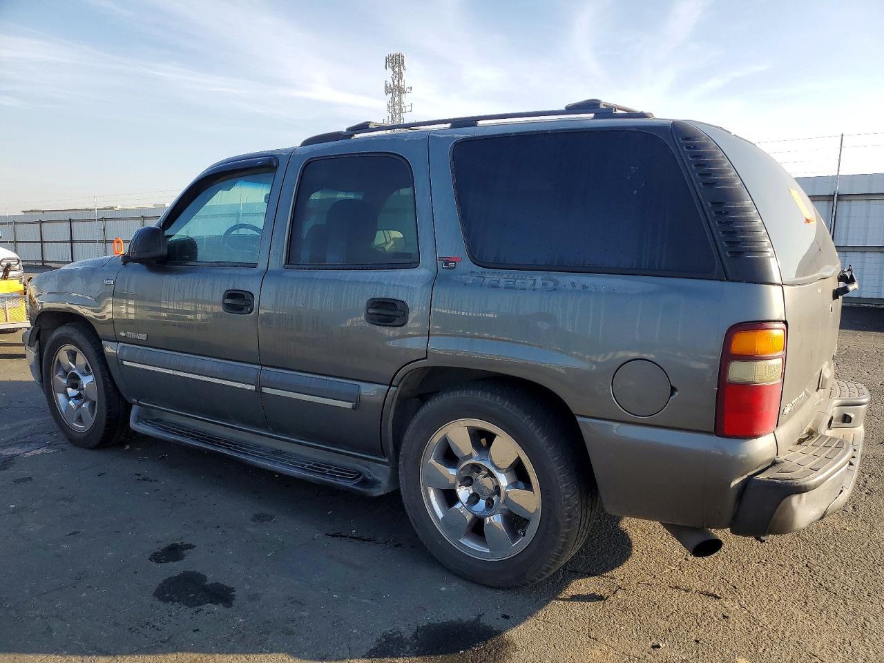 2002 Chevrolet Tahoe C1500 - Фото 2