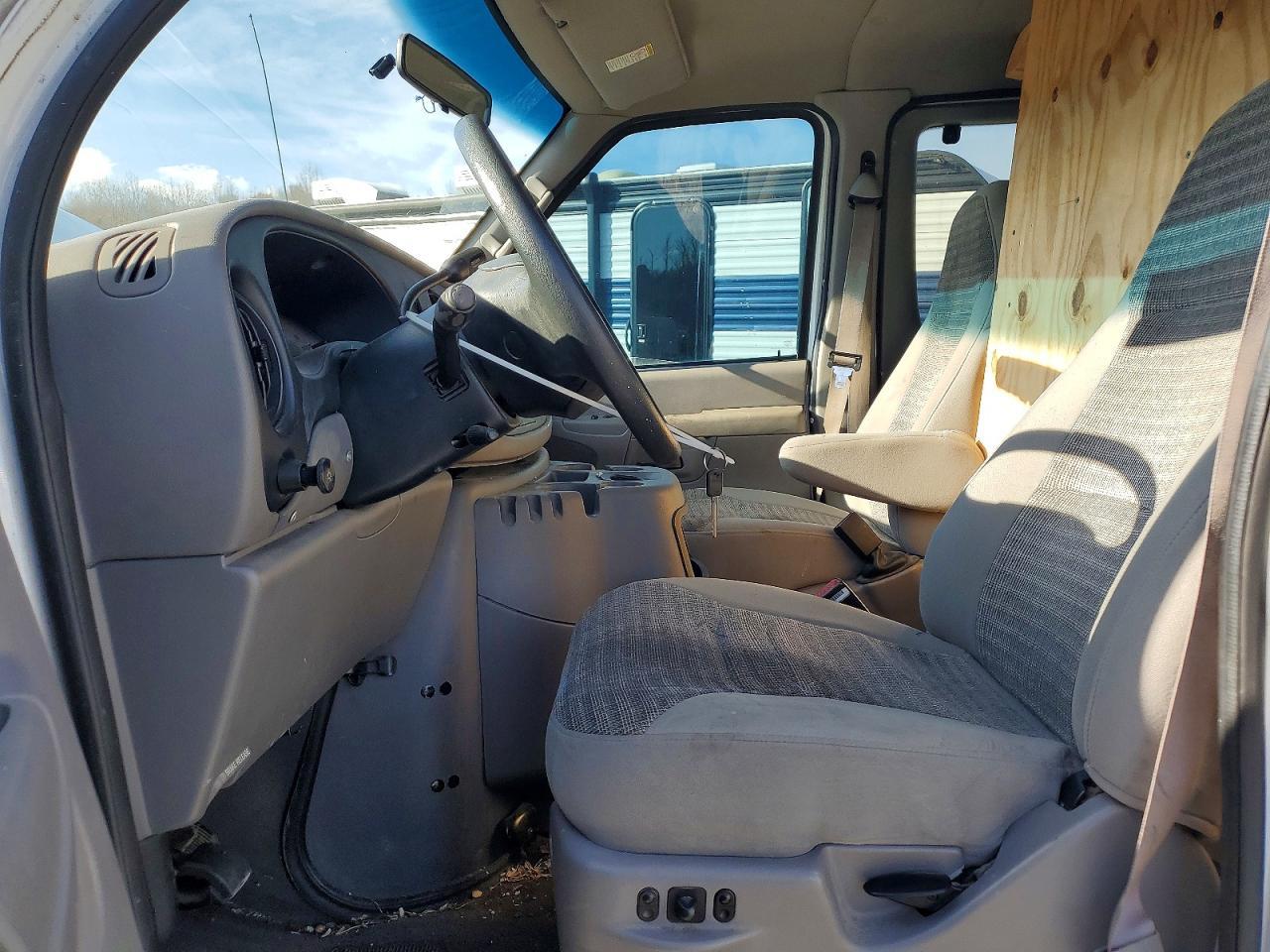 2002 Ford Econoline E350 Super Duty Wagon - Фото 7