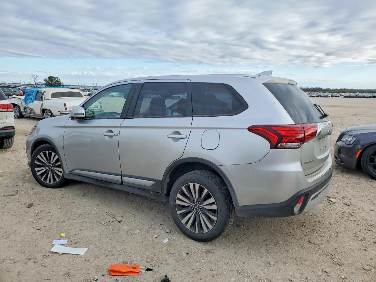 2020 Mitsubishi Outlander Se - Image 2