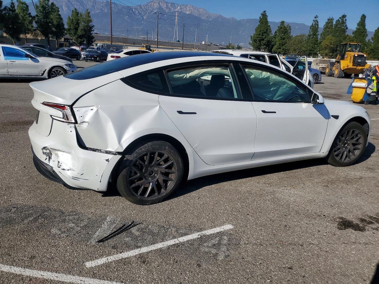 2024 Tesla Model 3 - Фото 3