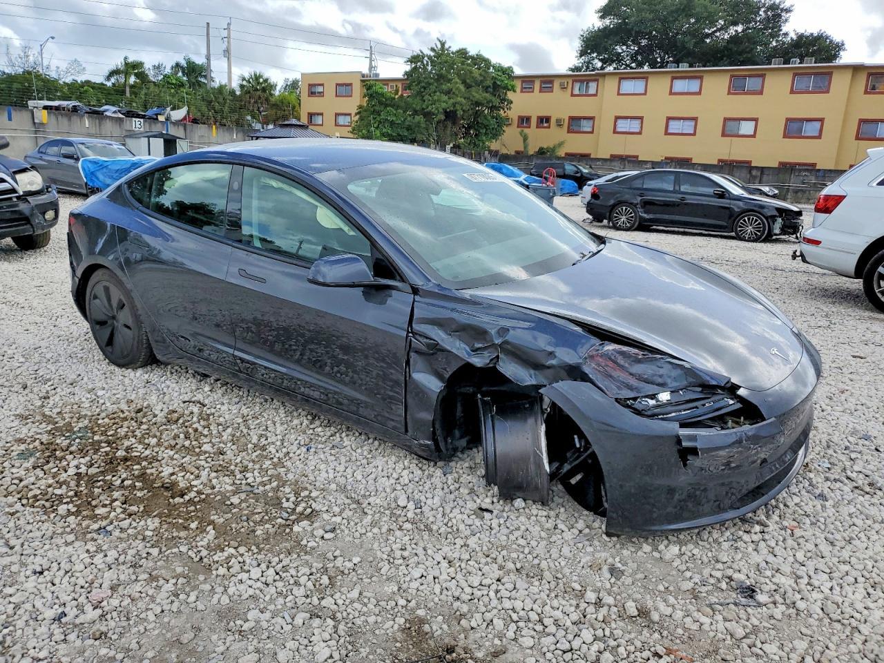 2025 Tesla Model 3 - Фото 4