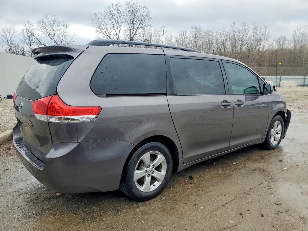 2013 Toyota Sienna Le 8-Passenger - Image 3