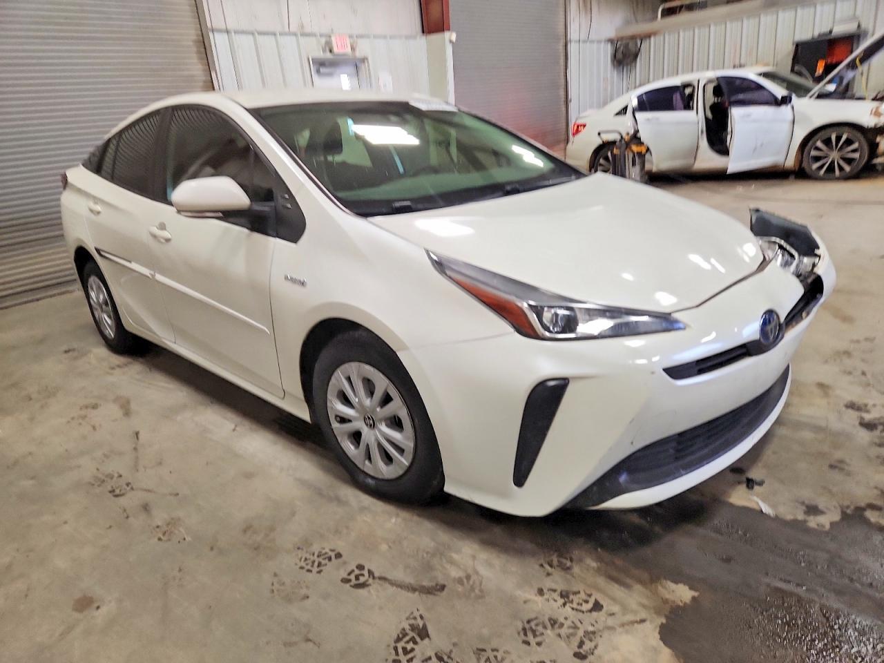 2020 Toyota Prius L Eco - Image 4