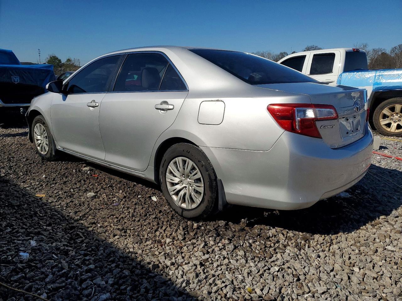 2014 Toyota Camry - Фото 2