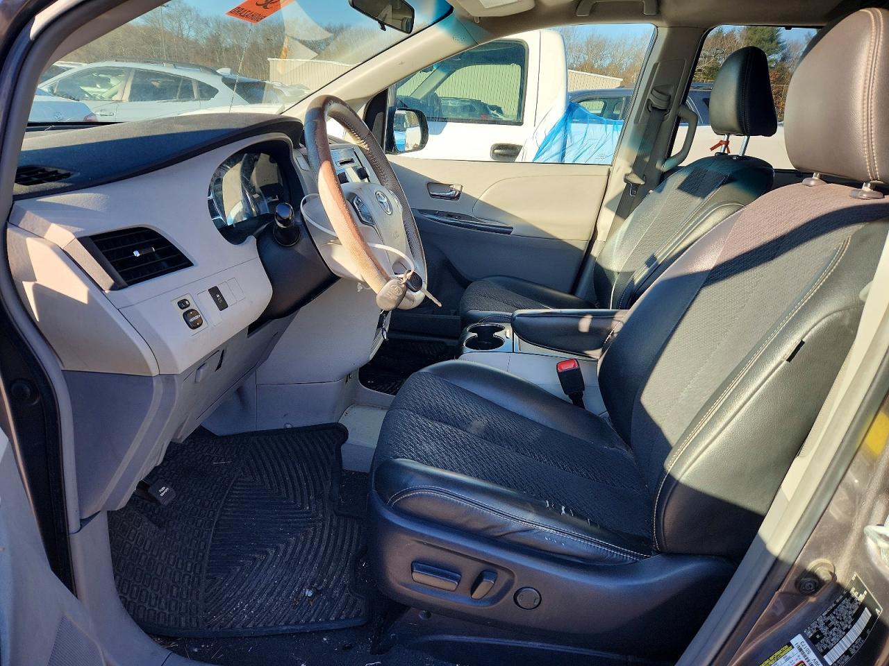 2011 Toyota Sienna Sport - Фото 7