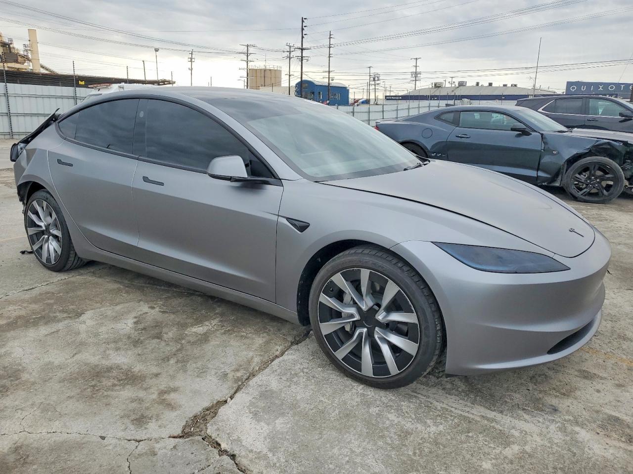 2025 Tesla Model 3 - Фото 4