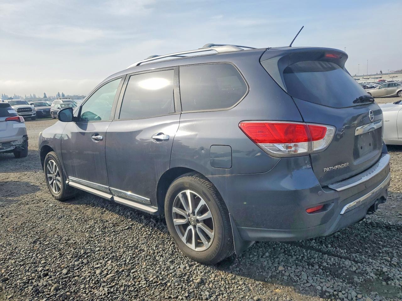 2013 Nissan Pathfinder S - Image 2