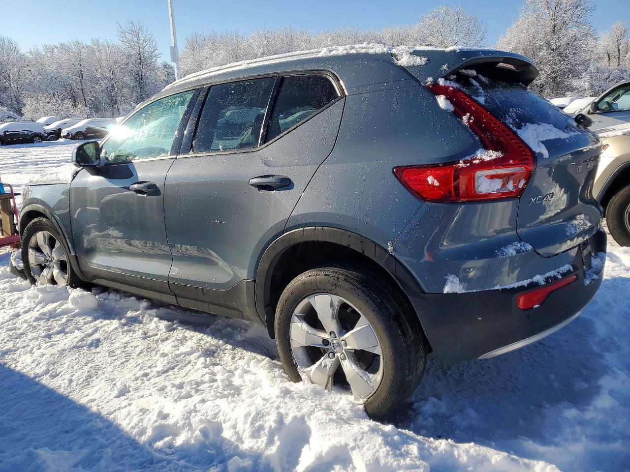 2020 Volvo Xc40 T5 Momentum - Image 2