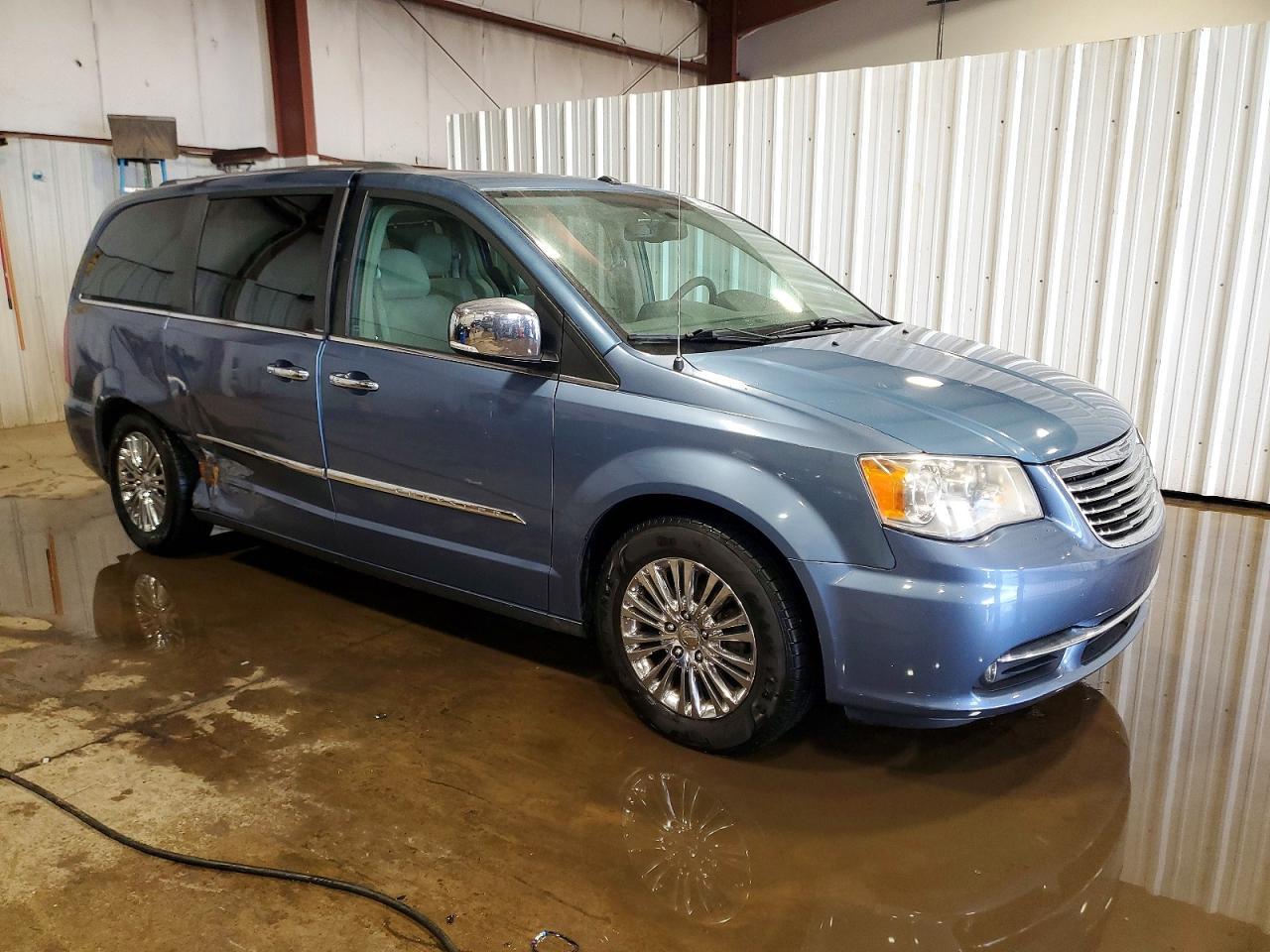 2011 Chrysler Town & Country Limited - Фото 4