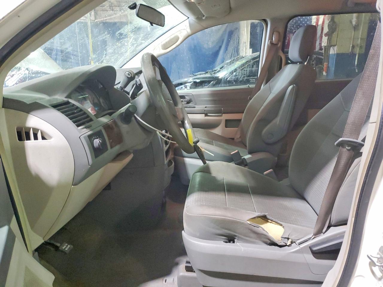 2010 Chrysler Town & Country Lx - Фото 7