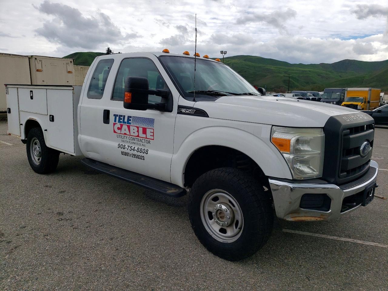 2015 Ford F350 Utility / Service Truck - Image 4