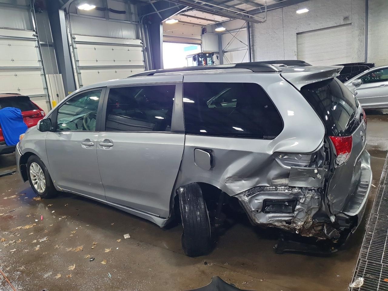 2012 Toyota Sienna Xle 8-Passenger - Фото 2