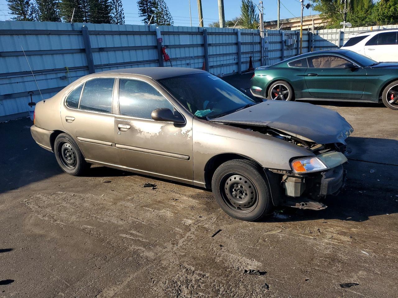 1999 Nissan Altima Xe - Фото 4