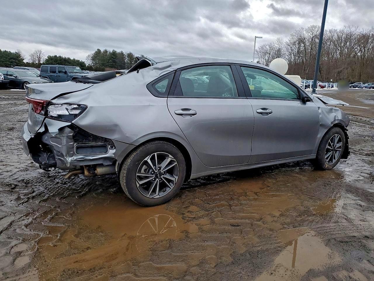 2023 Kia Forte Lxs - Image 3
