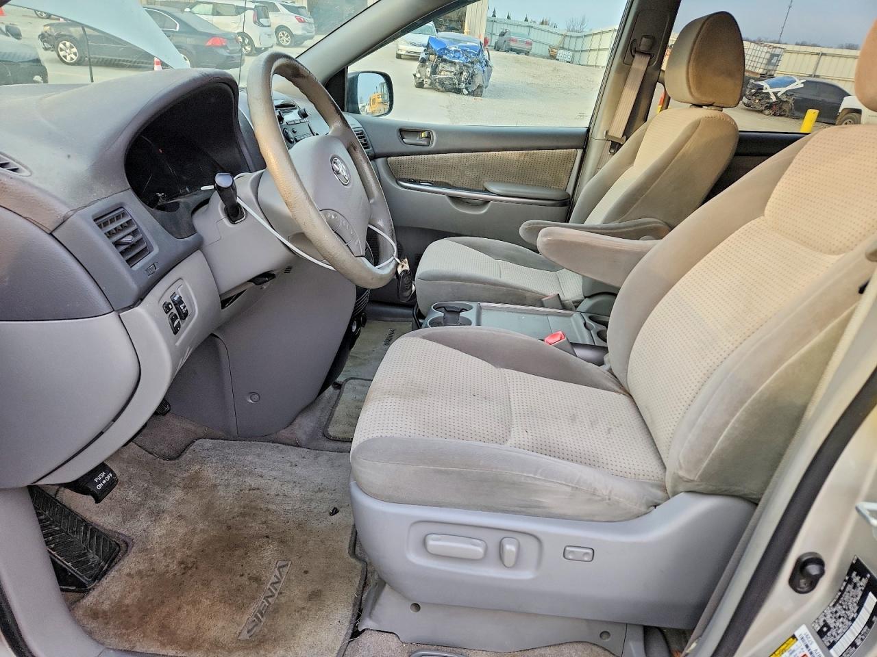 2010 Toyota Sienna Ce - Фото 7