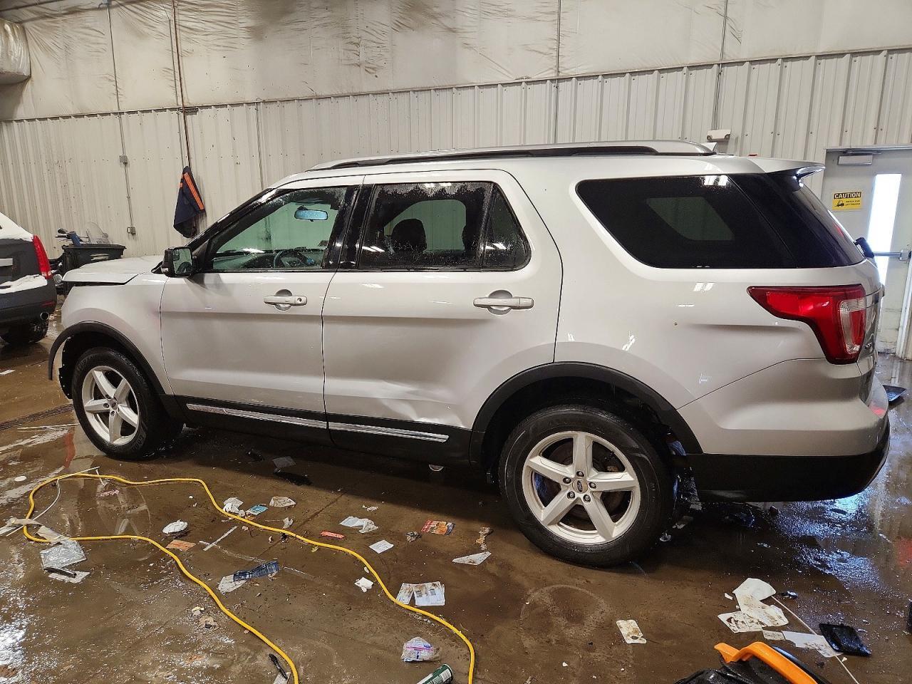 2017 Ford Explorer Xlt - Image 2
