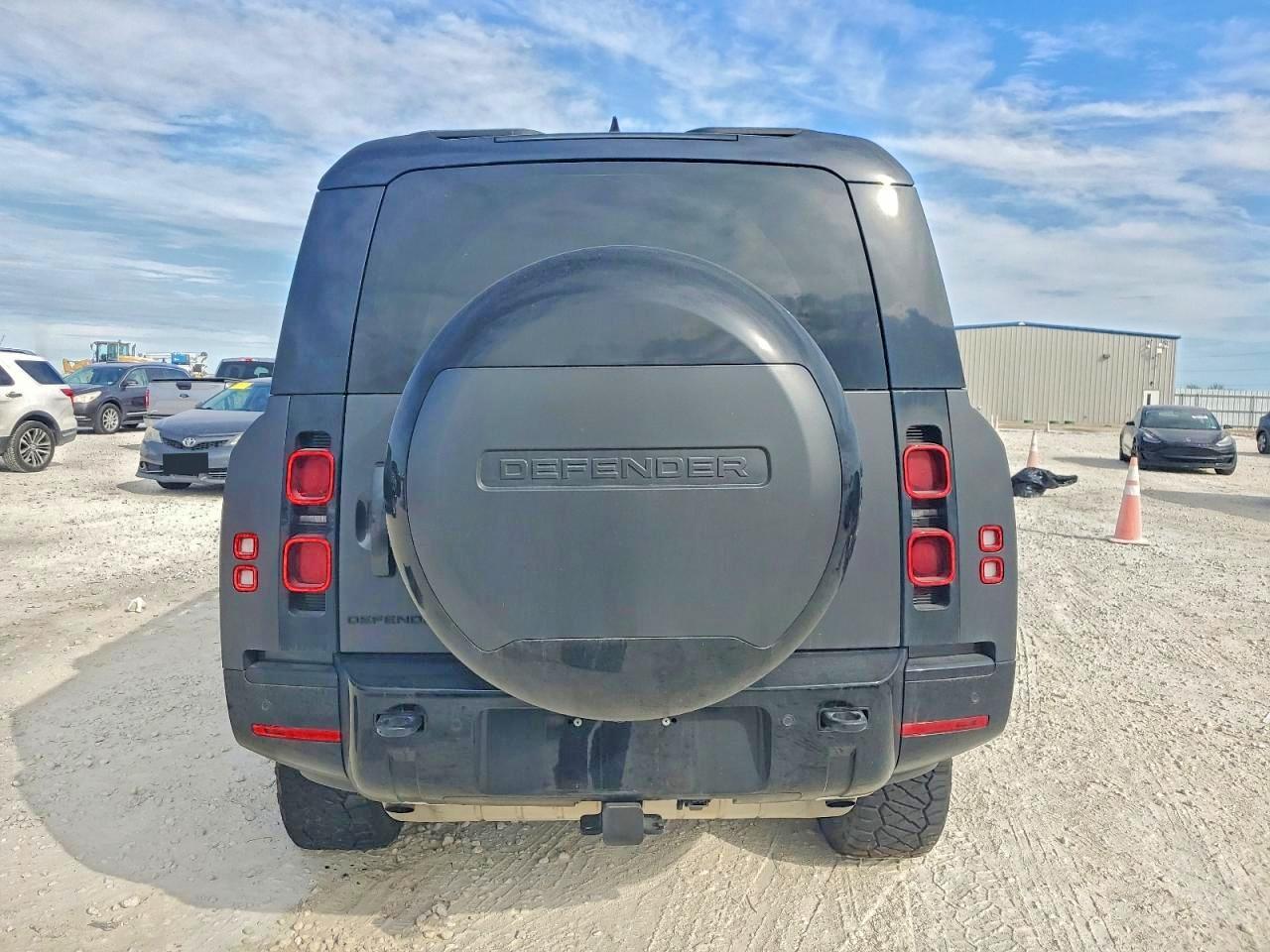 2024 Land Rover Defender 130 X-Dynamic Se - Image 6