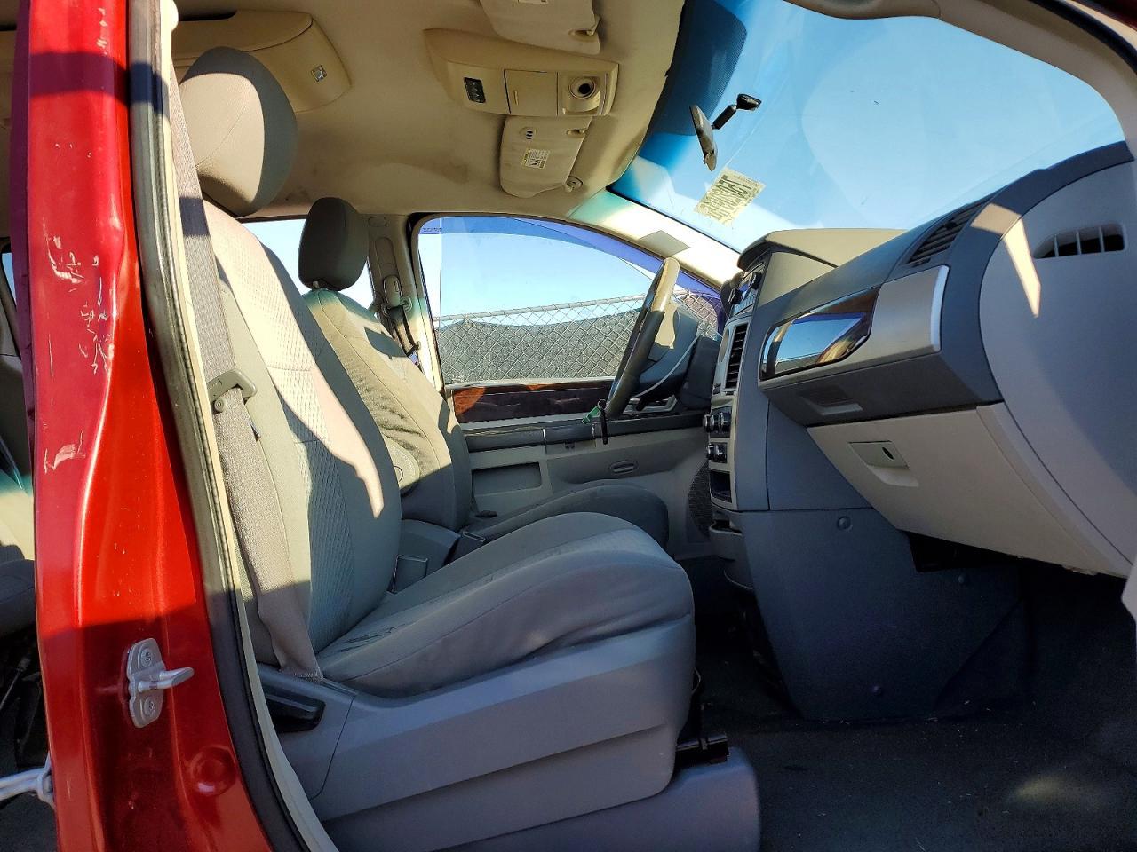 2010 Chrysler Town & Country Touring - Image 7