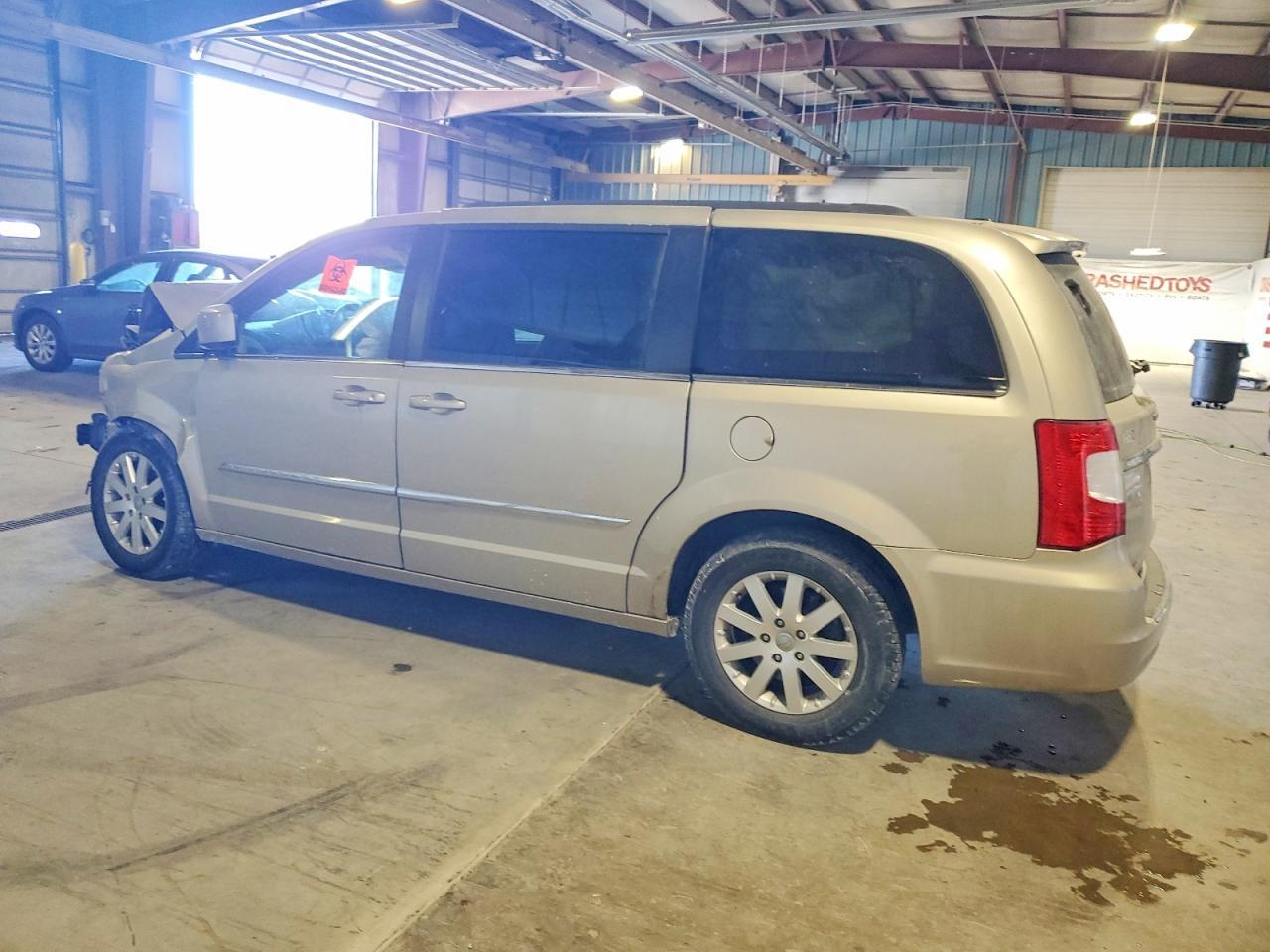 2015 Chrysler Town & Country Touring - Фото 2