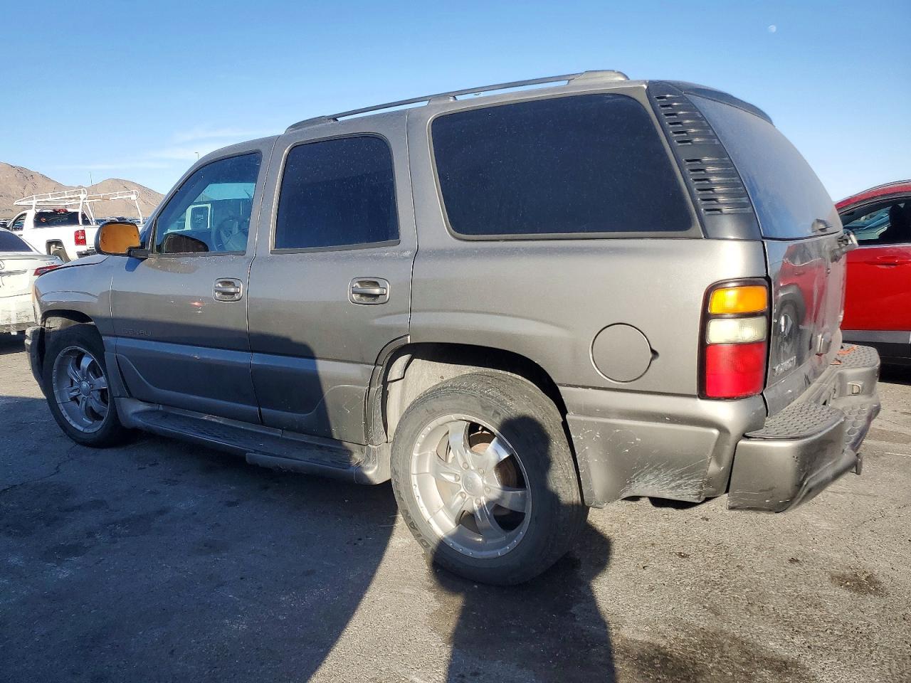2005 GMC Yukon Denali - Image 2