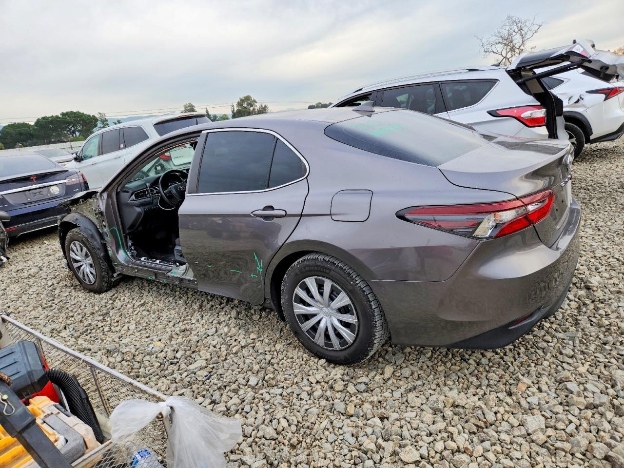 2021 Toyota Camry Le - Фото 2