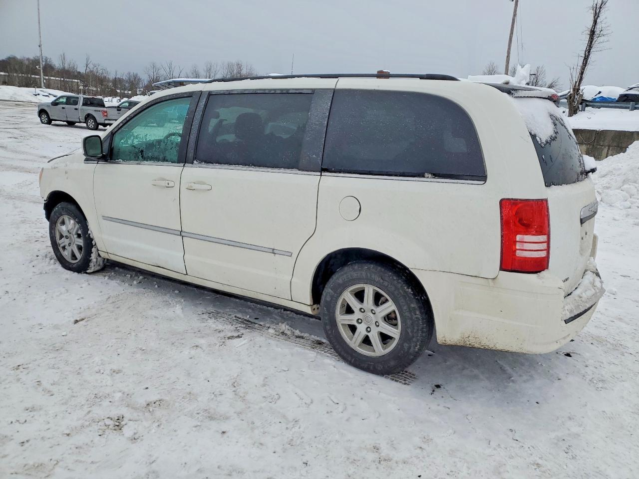 2010 Chrysler Town & Country Touring Plus - Фото 2