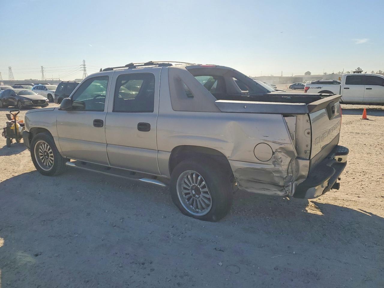 2006 Chevrolet Avalanche C1500 - Image 2