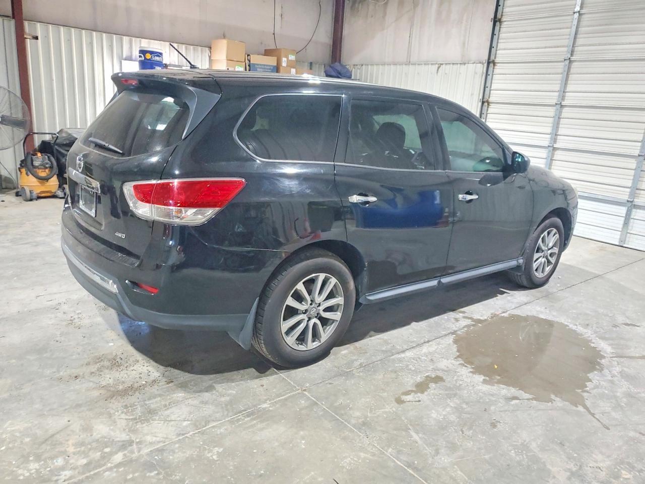 2014 Nissan Pathfinder S - Image 3