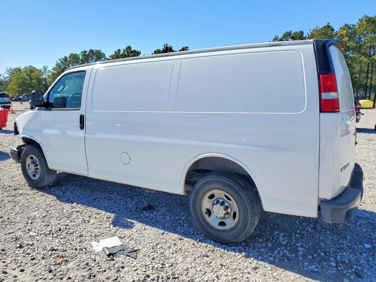 2017 Chev Express Cargo 2500 1 - Фото 2