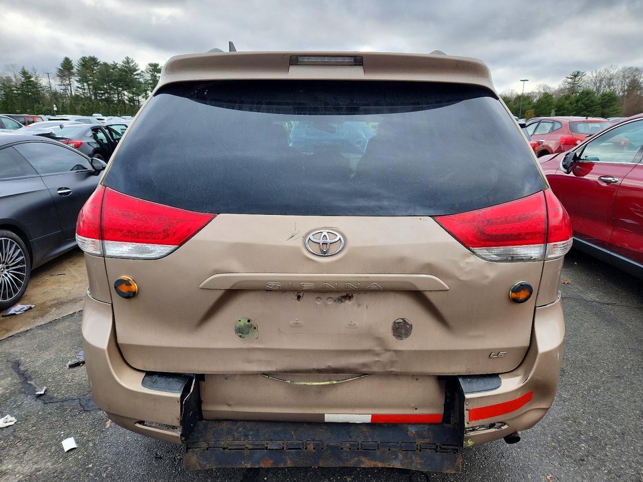 2014 Toyota Sienna Le - Image 6