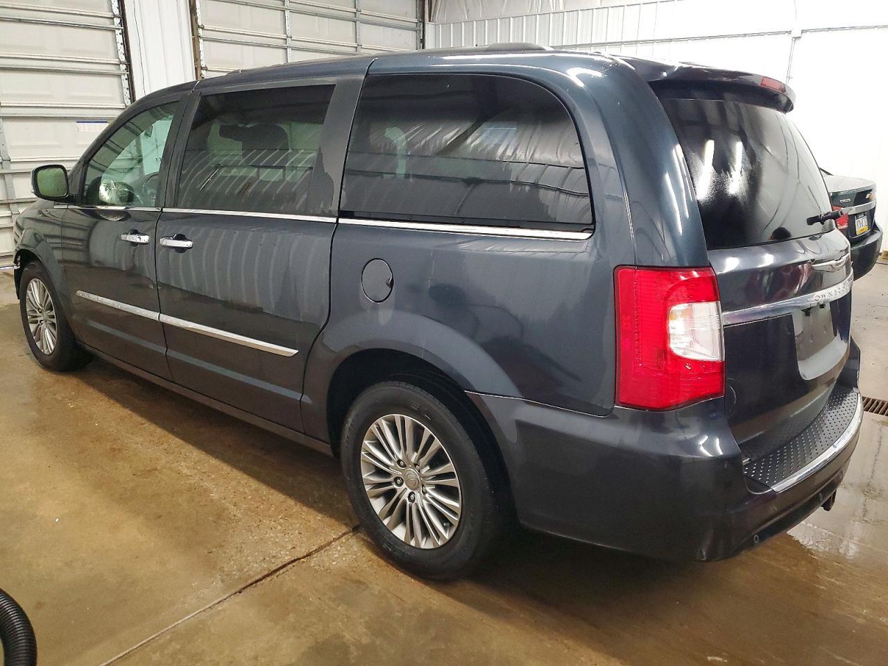 2014 Chrysler Town & Country Touring L - Image 2