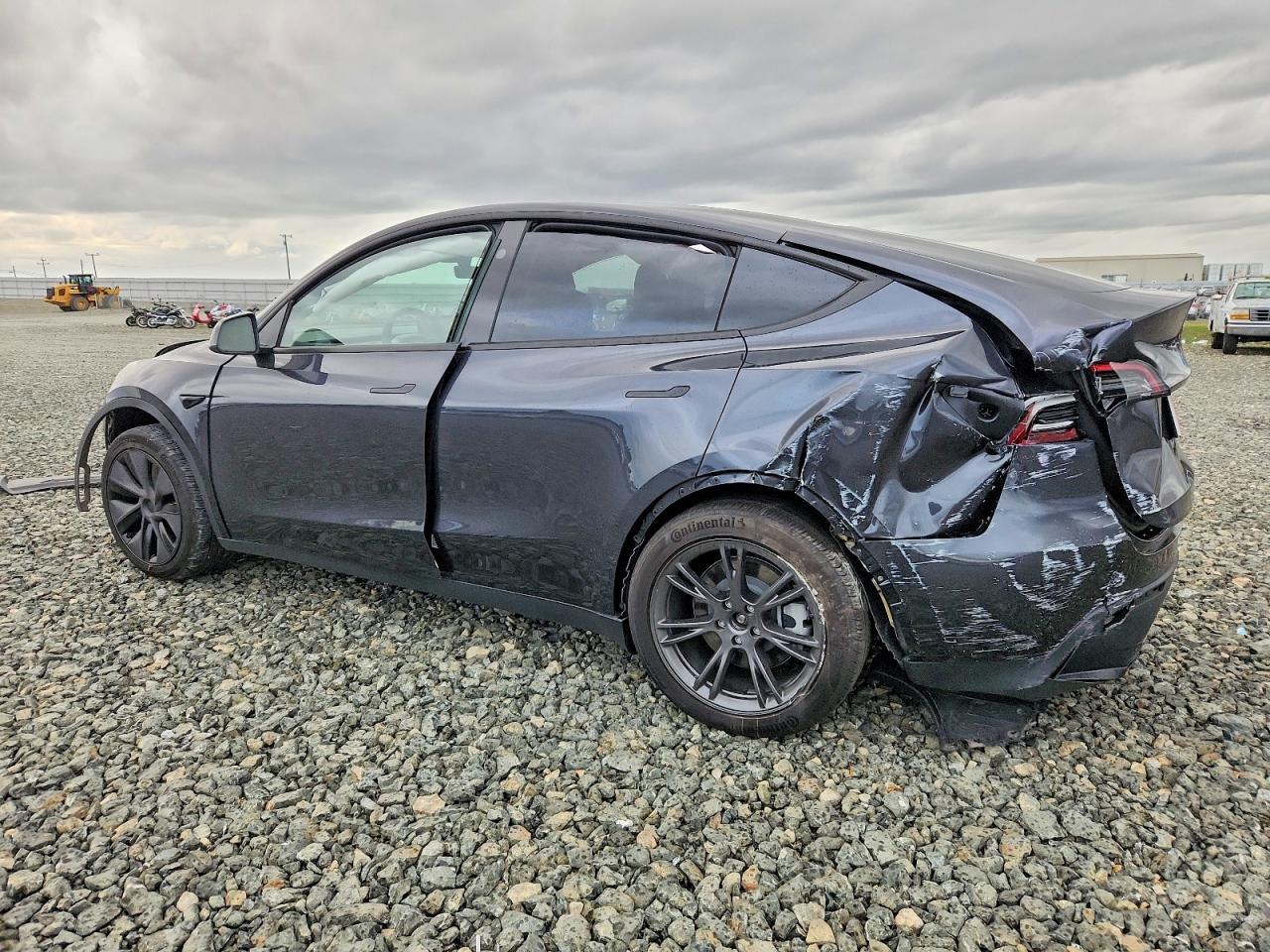 2025 Tesla Model Y - Фото 2