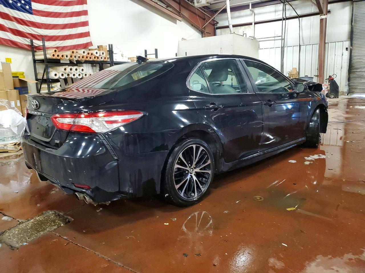 2020 Toyota Camry Se - Фото 3