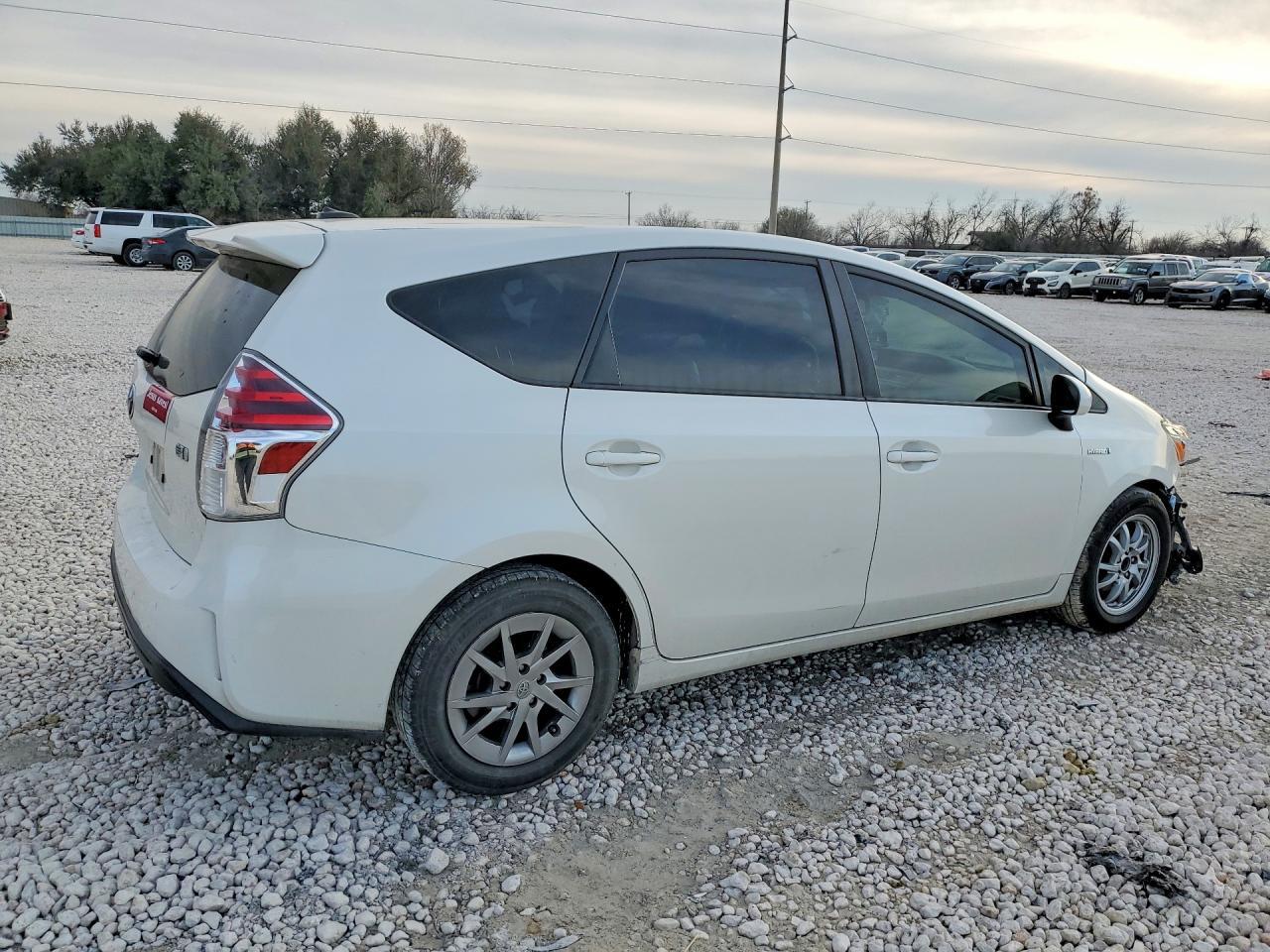 2017 Toyota Prius V - Image 3