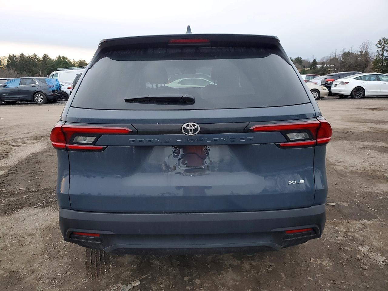 2025 Toyota Grand Highlander Le - Image 6