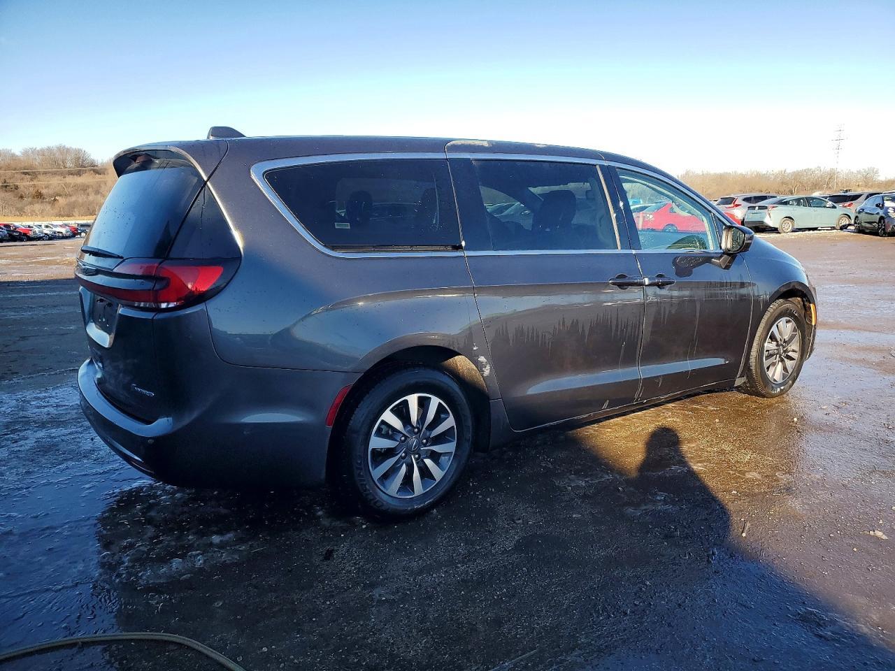 2022 Chrysler Pacifica Hybrid Touring L - Image 3