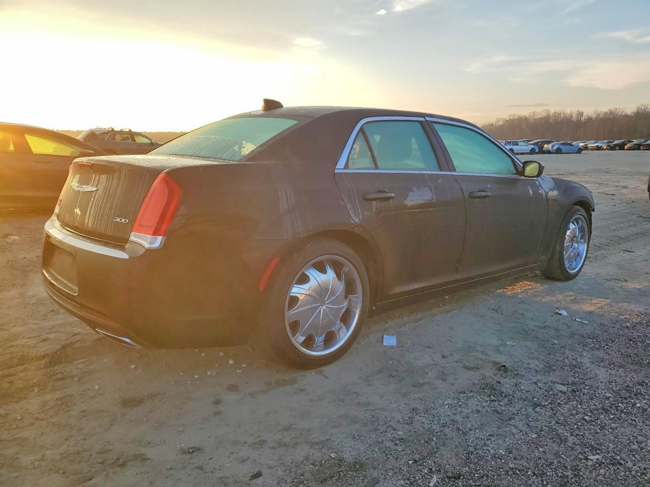 2016 Chrysler 300 Limited - Фото 3