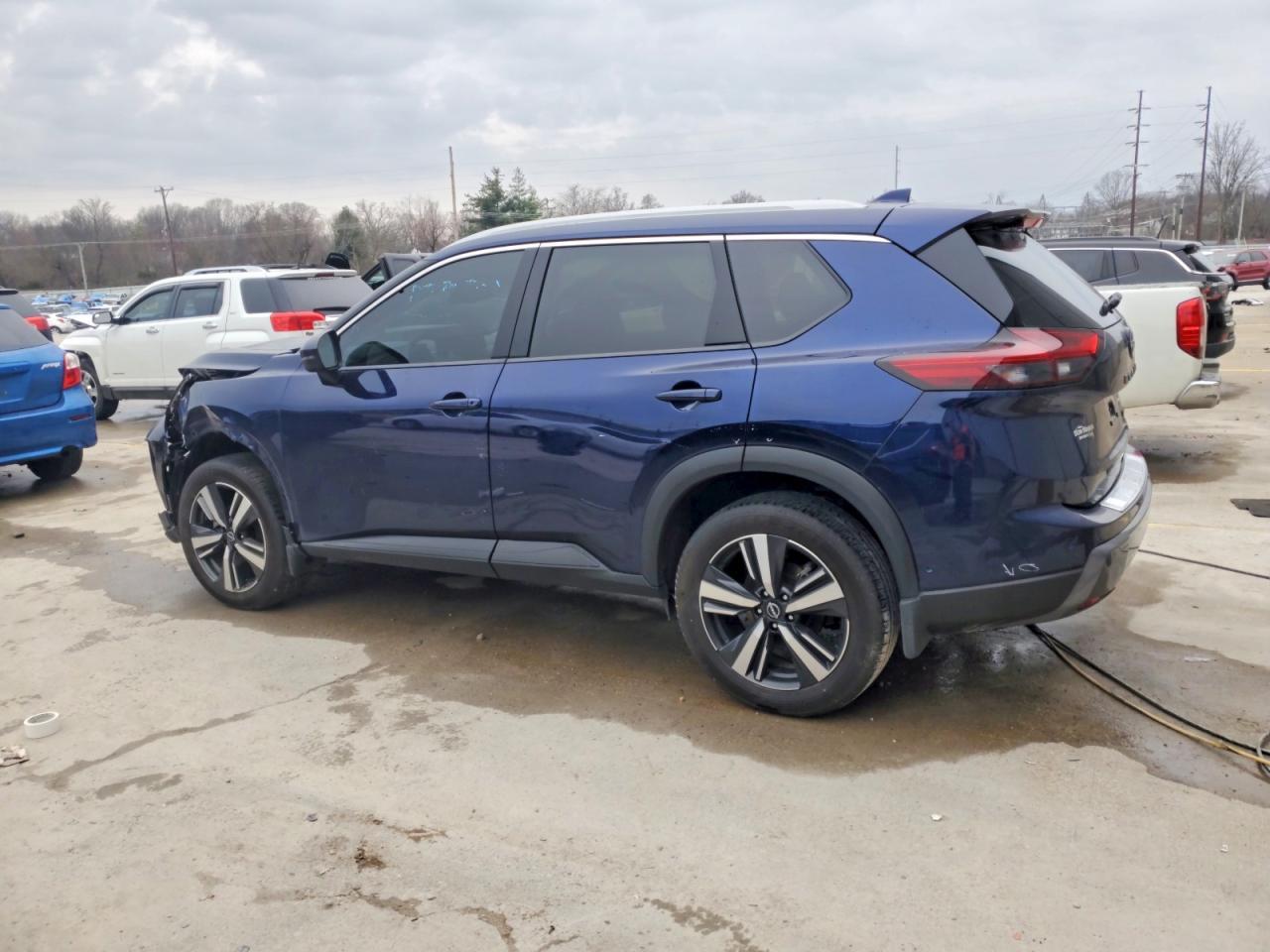 2025 Nissan Rogue Sl - Image 2