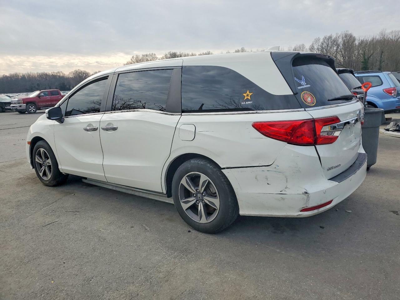 2019 Honda Odyssey Touring - Image 2