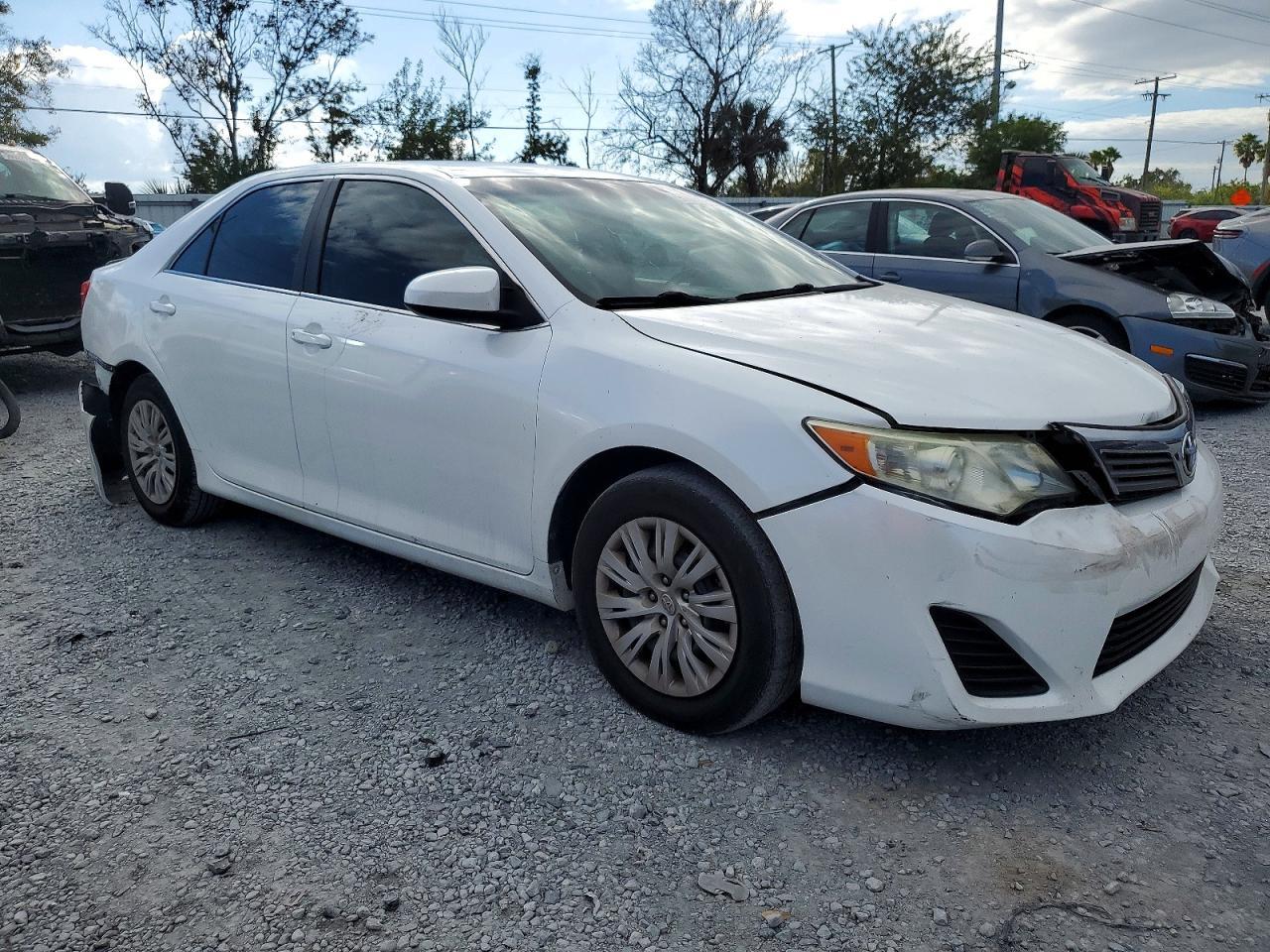 2014 Toyota Camry L - Image 4